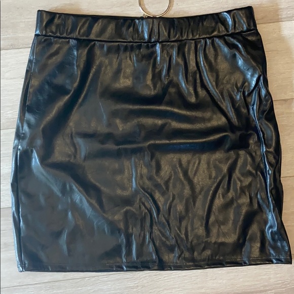 Black zip up skirt - Picture 2 of 3
